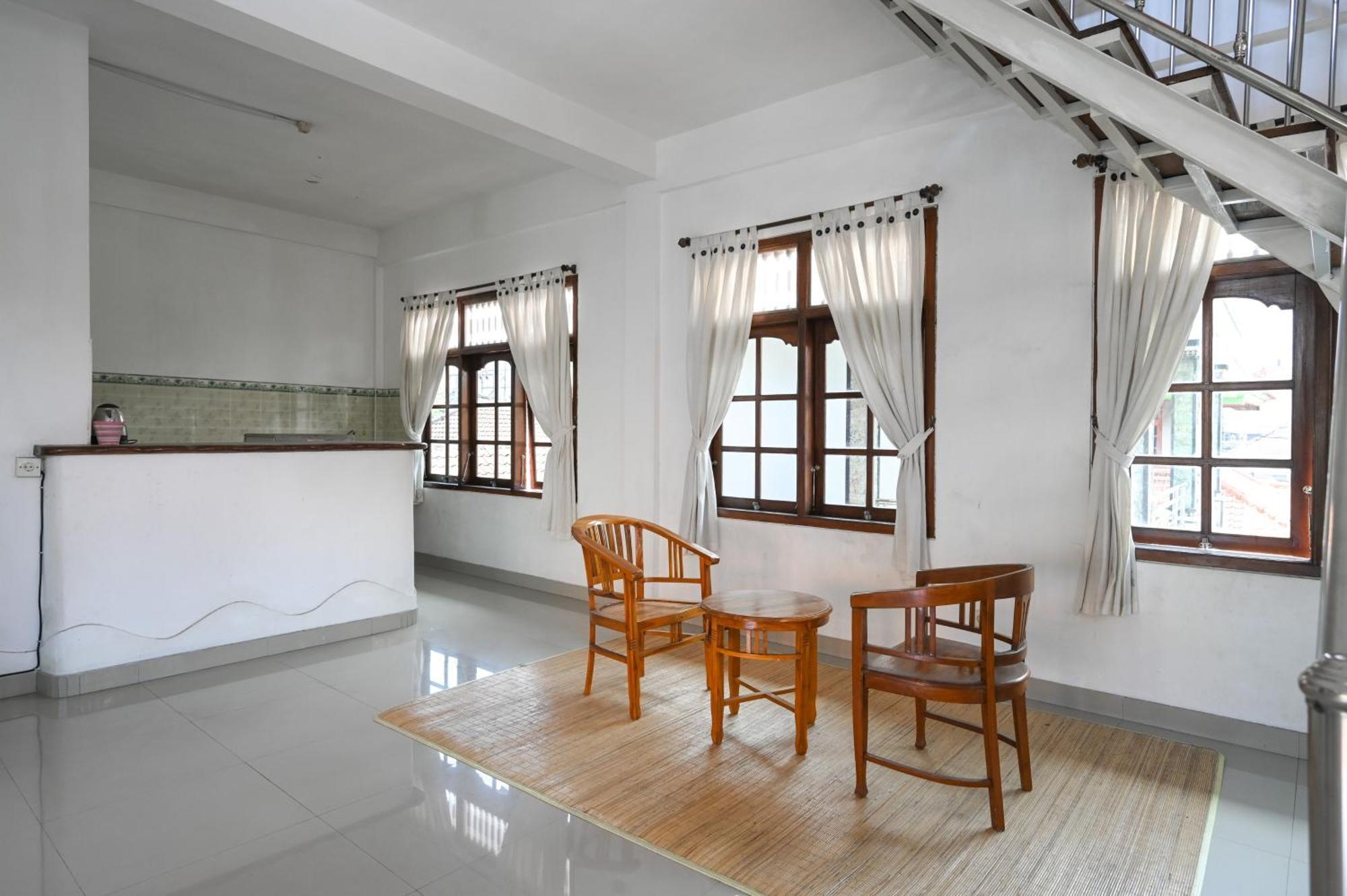 Ceria Guesthouse Seminyak Mitra Reddoorz Exterior foto