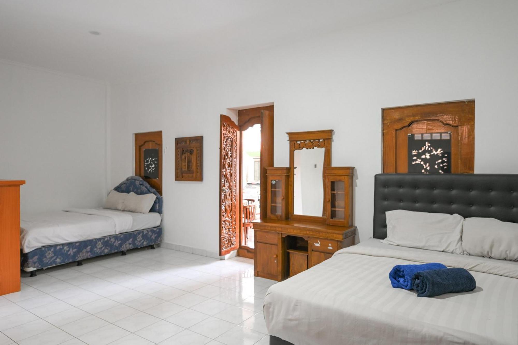 Ceria Guesthouse Seminyak Mitra Reddoorz Exterior foto